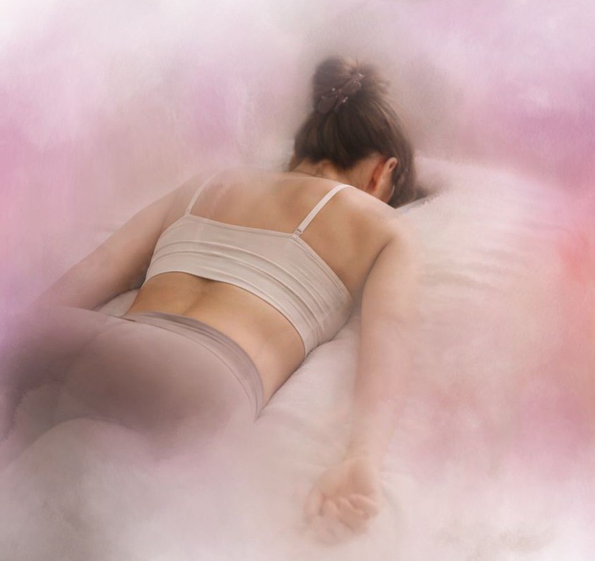 Eine junge Frau genießt den Spinal Flow