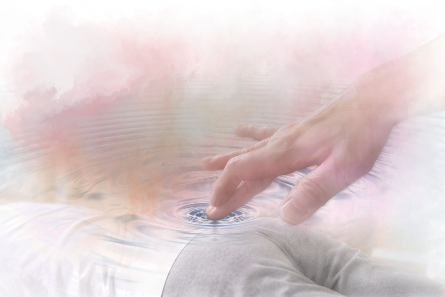 Eine Hand löst bei einem Mann einen Impuls zum Spinal Flow aus